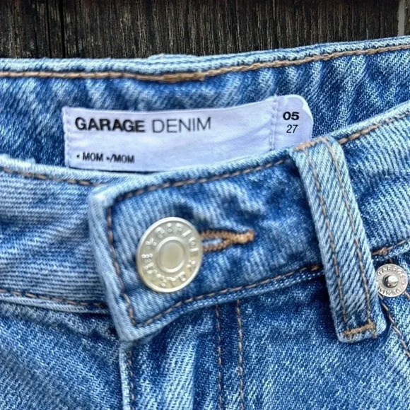 GARAGE DENIM MOM JEANS. WOMENS SIZE 5 (27). DISTRESSED, HIGH RISE, LIGHT WASH. - Picture 5 of 5